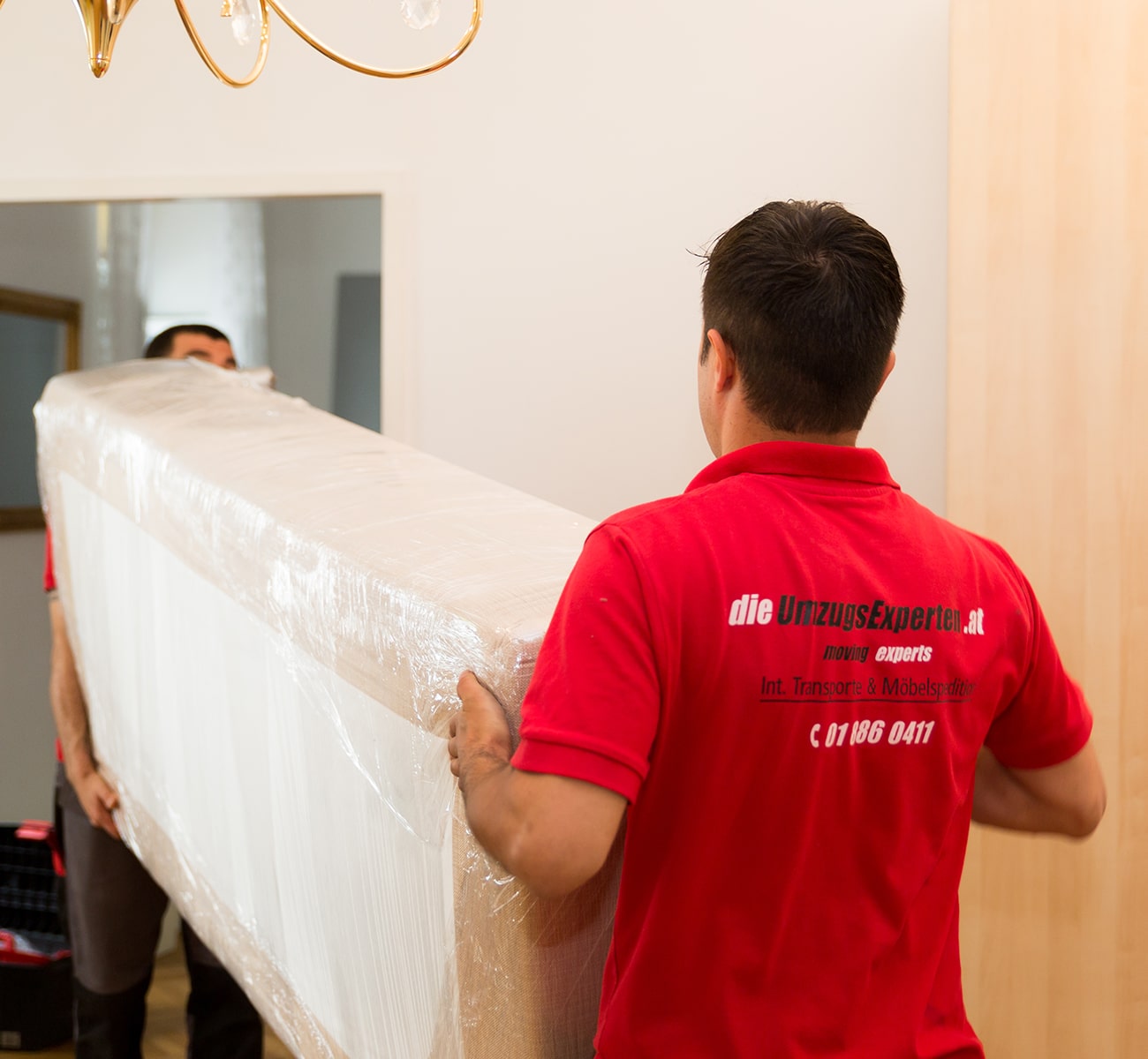 Umzugsservice - Umzugsfirma Wien tragen Möbel aus der Wohnung raus, Umzüge, Umzugskosten Wien