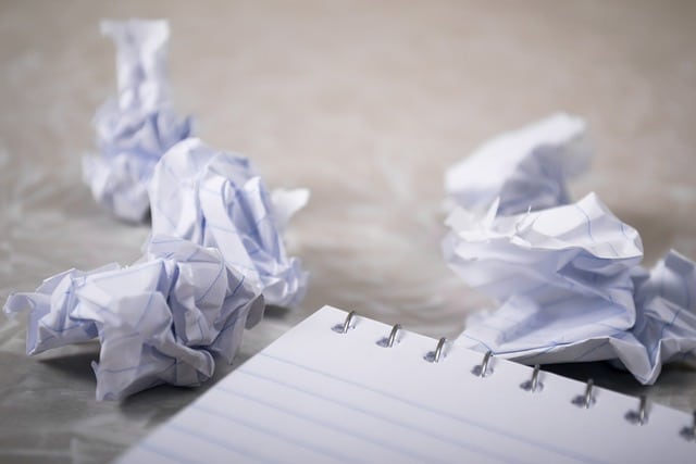 Papierblock und zerknüllte Blätter, Umzug leicht gemacht: Tipps zur Umzugsplanung Vorbereitung am Umzugstag