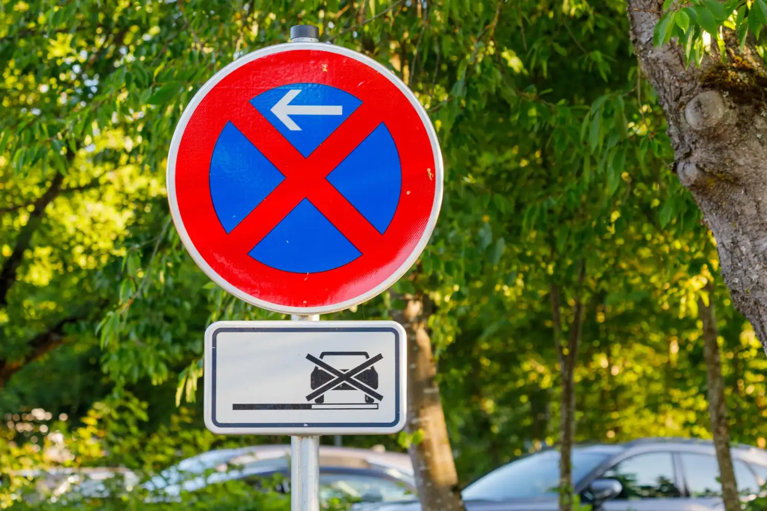 Absolutes Halteverbot in Wien mit Zusatztafel zum Abschleppen am Beginn der Halteverbotszone