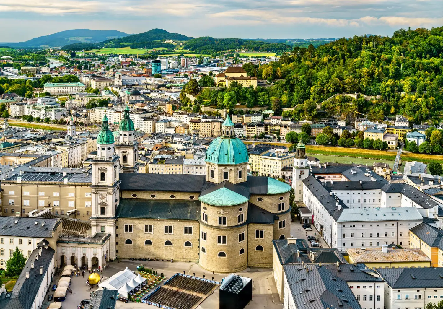 Luftaufnahme des Salzburger Doms und der barocken Altstadt, ein beliebtes Ziel der Übersiedlung nach Salzburg