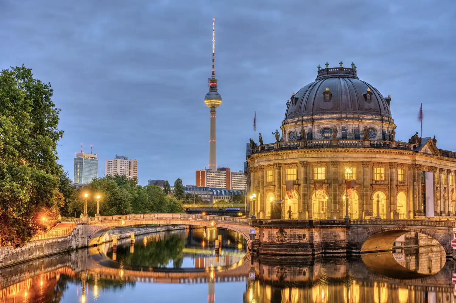 Umzug nach Berlin: Bode-Museum auf der Museumsinsel an der Spree in der blauen Stunde