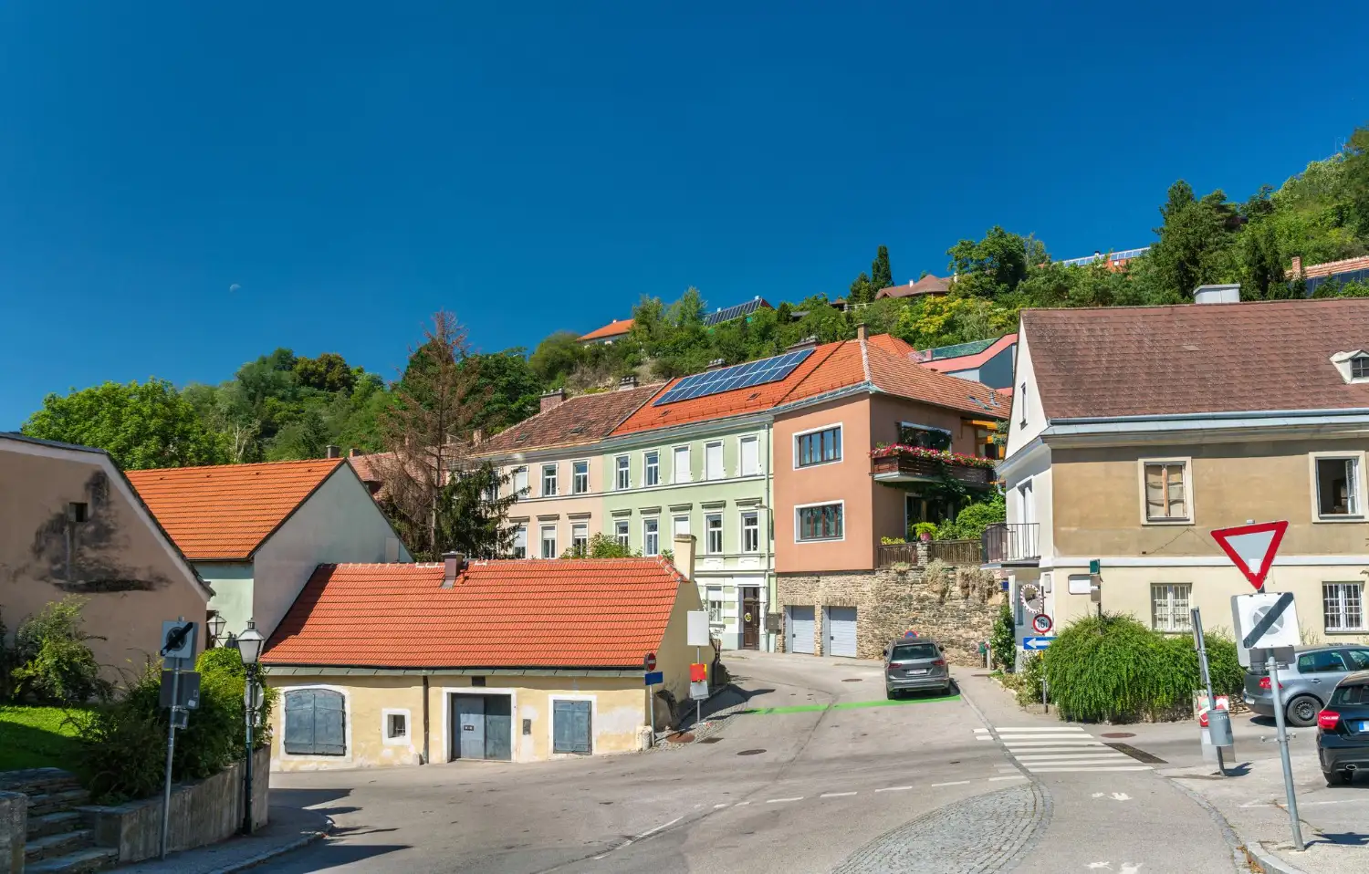Ruhige Wohnstraße mit bunten Häusern und Einfahrten in einem Stadtteil von St. Pölten
