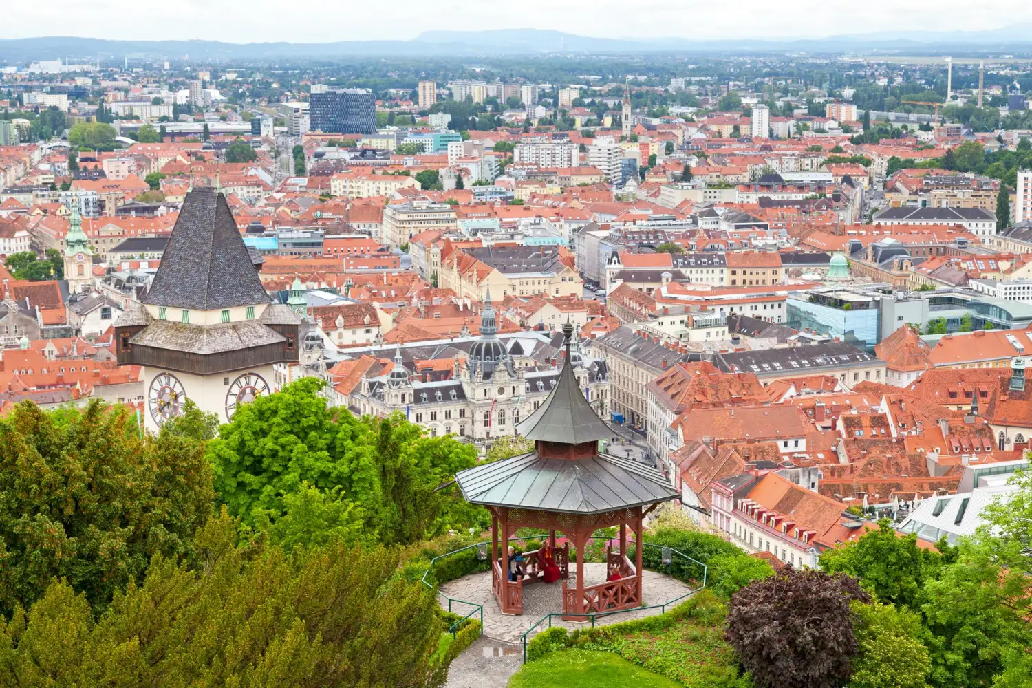 Grazer Uhrturm und Pavillon am Schlossberg mit Blick über die Altstadt, beliebtes Ziel einer Übersiedlung nach Graz