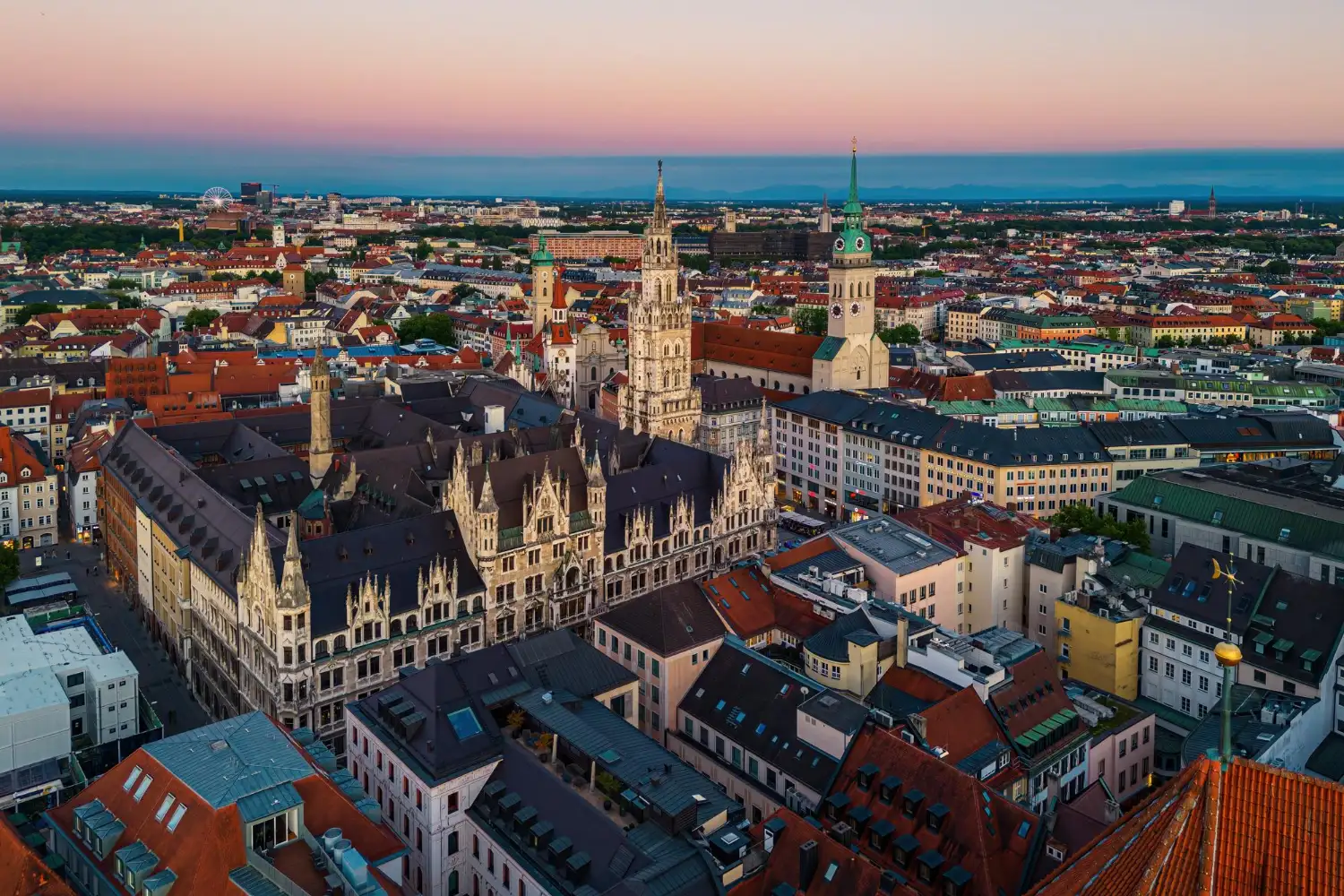 München bei Abenddämmerung mit Neuem Rathaus und Marienplatz, Zielstadt beim Umzug Wien nach München