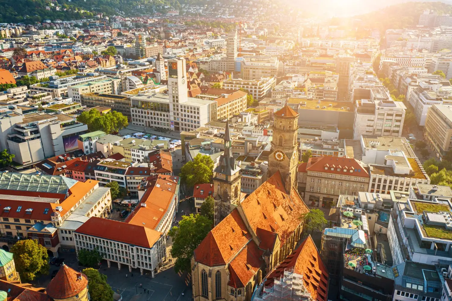 Luftaufnahme der Stuttgarter Altstadt mit Stiftskirche im Abendlicht, Ziel beim Umzug Wien nach Stuttgart