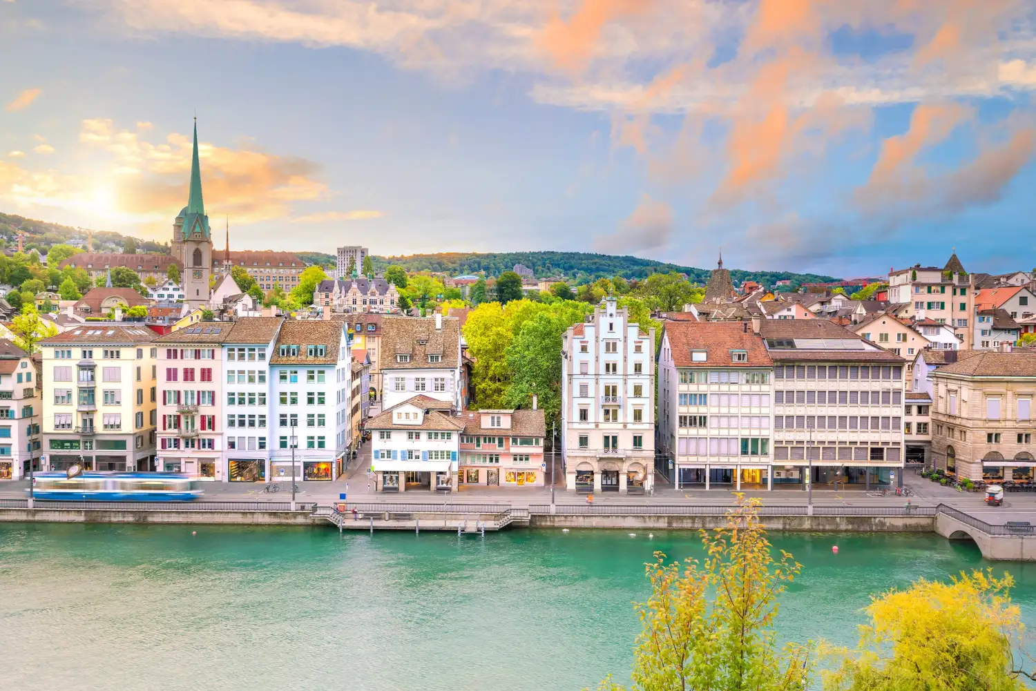 Altstadt von Zürich an der Limmat mit Fraumünster, Zielort beim Umzug Wien nach Zürich